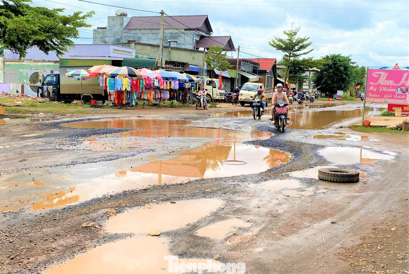 Mặt đường xuất hiện nhiều "ổ gà", "ổ voi"