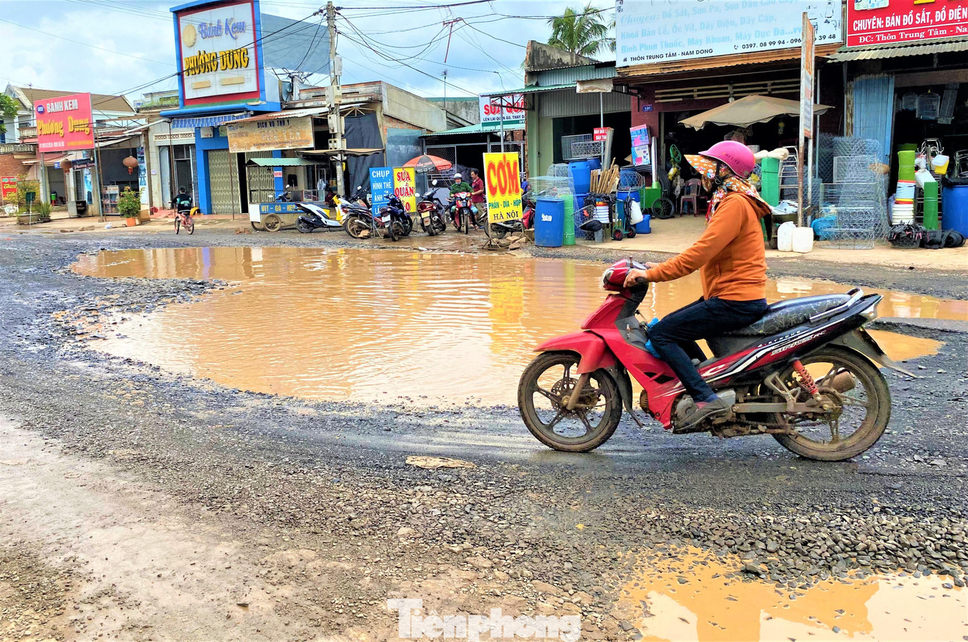 "Ao nước" giữa đường ảnh hướng nhiều đến giao thông đi lại của người dân