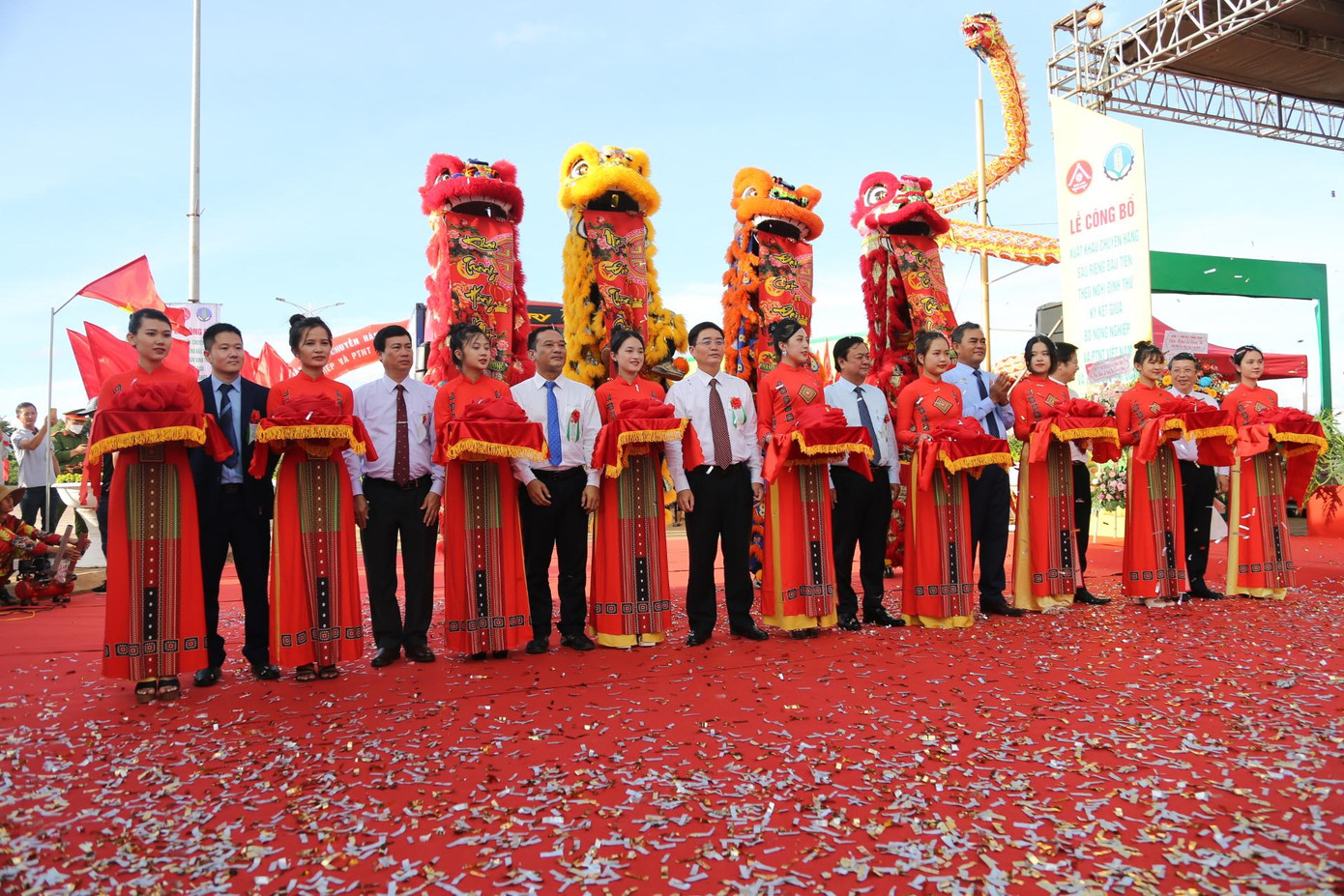 Các doanh nghiệp được trao chứng thư kiểm dịch thực vật để xuất khẩu.