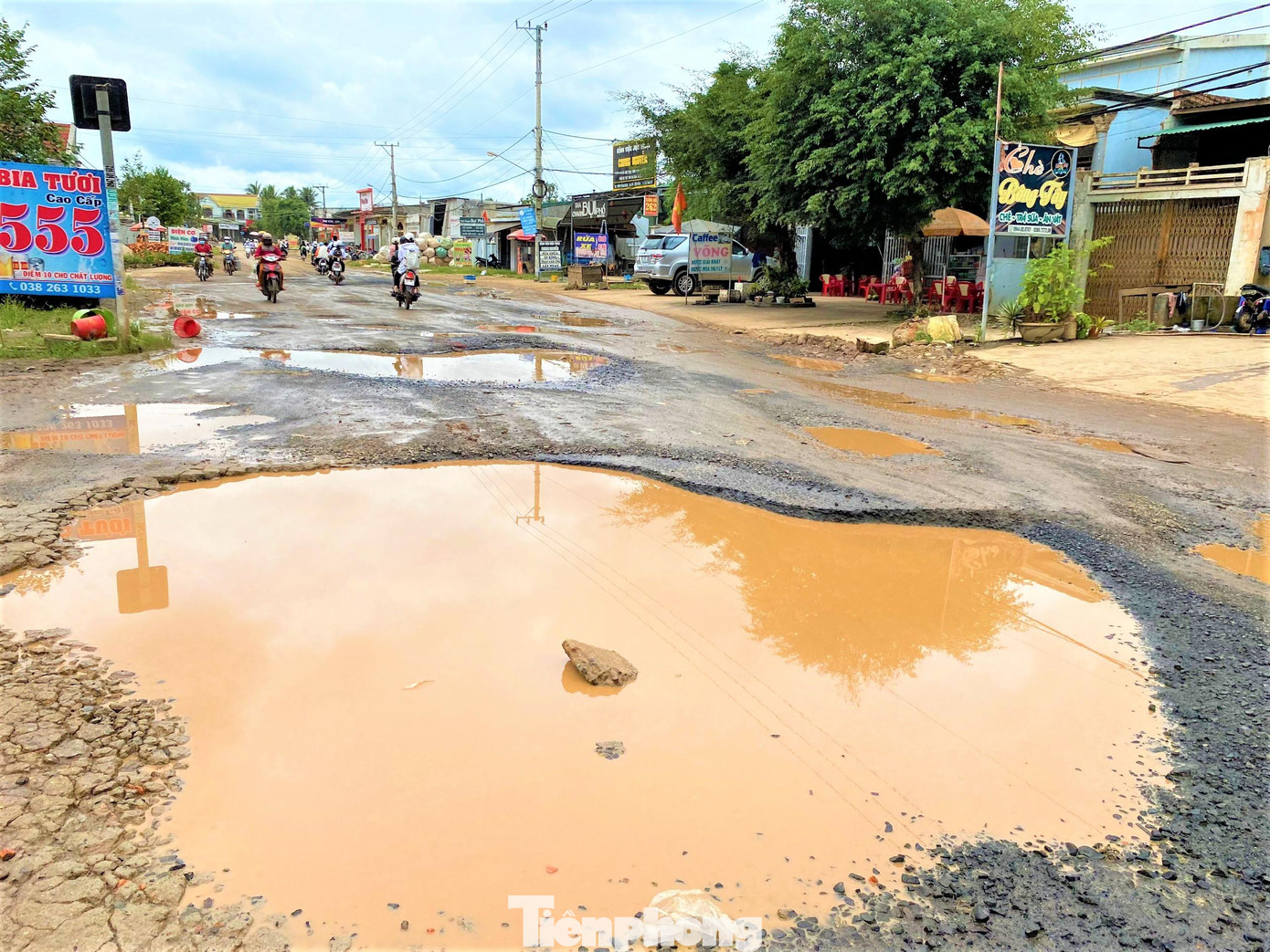 "Ao nước" giữa đường vào xã Nam Dong