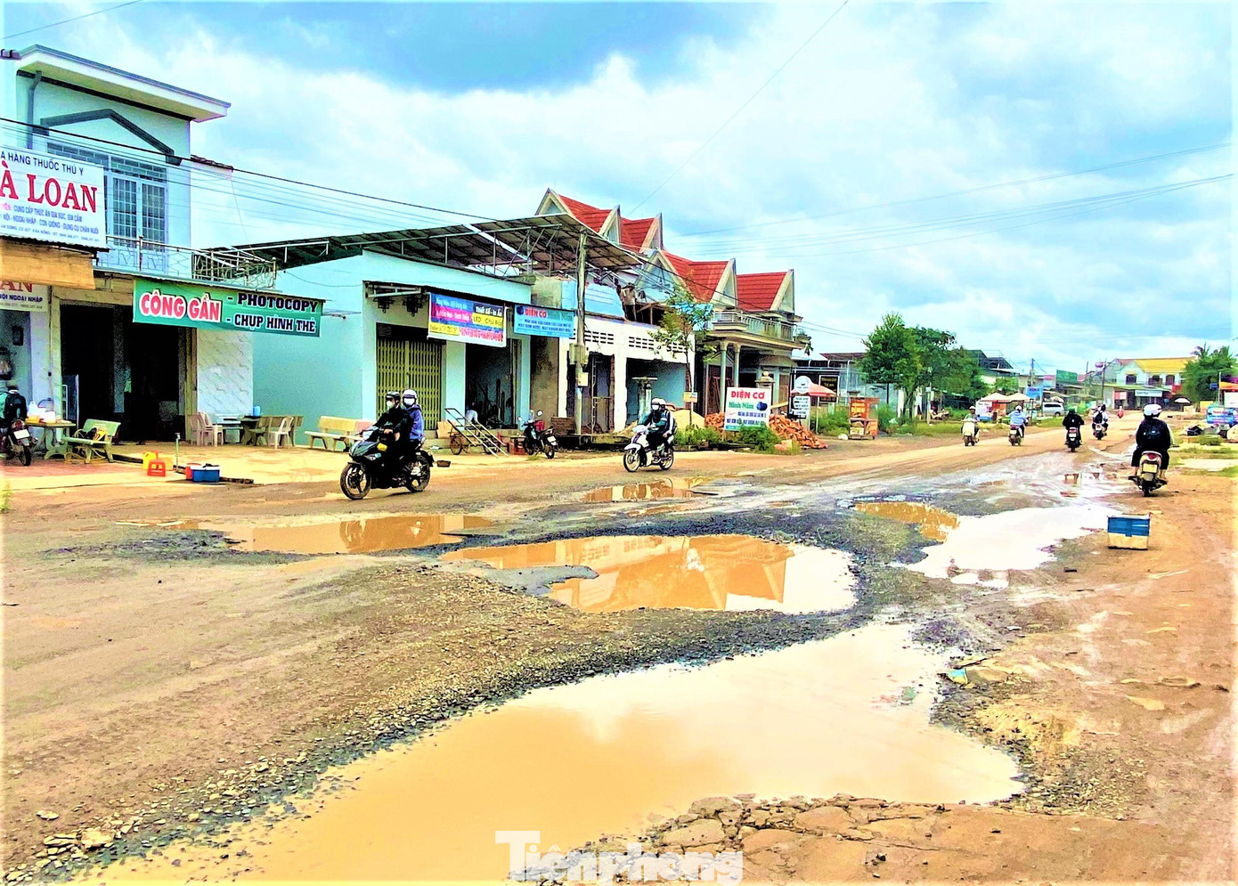 Người dân đã phản ánh, kiến nghị chính quyền có phương án sửa chữa, nâng cấp con đường