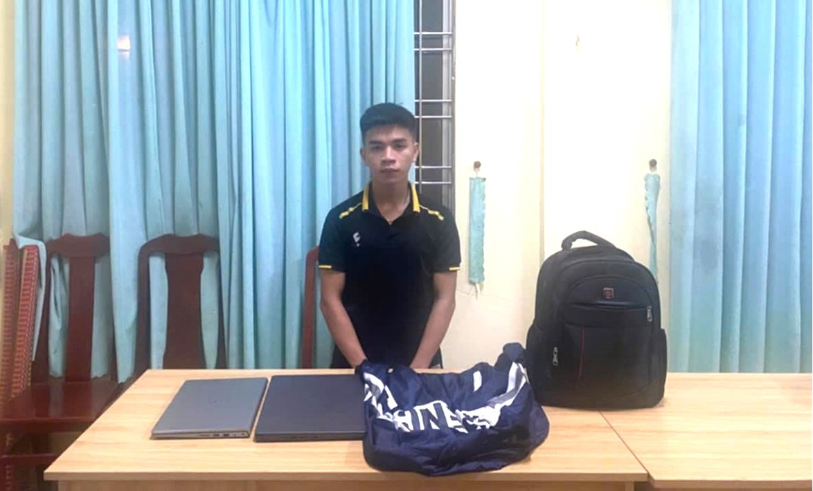 Đối tượng Phan Hoàng Bảo Nam cùng tang vật. Đối tượng Phan Hoàng Bảo Nam cùng tang vật.