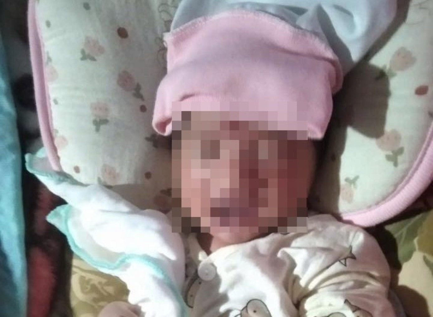 Chính quyền địa phương đang tìm người thân cho bé gái