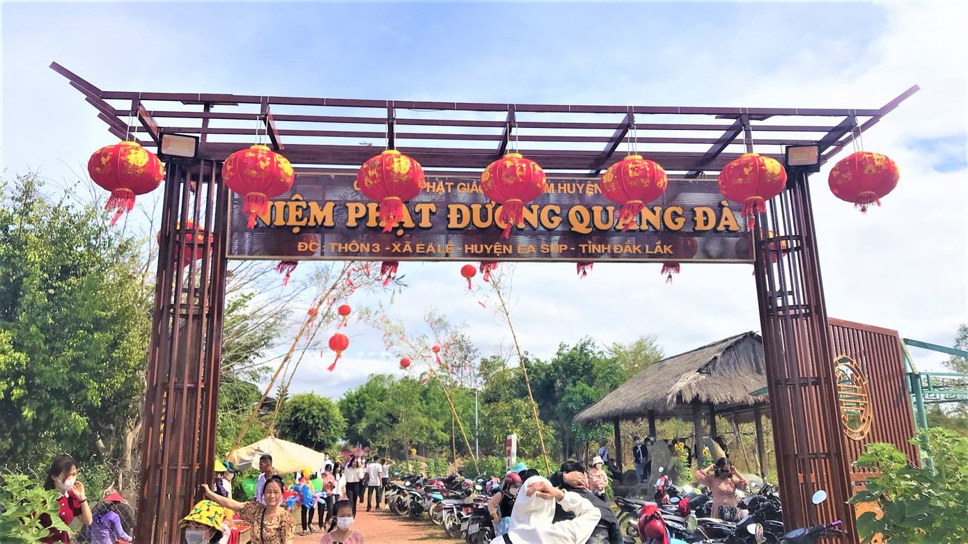 Người dân đi lễ từ rất sớm Người dân đi lễ từ rất sớm