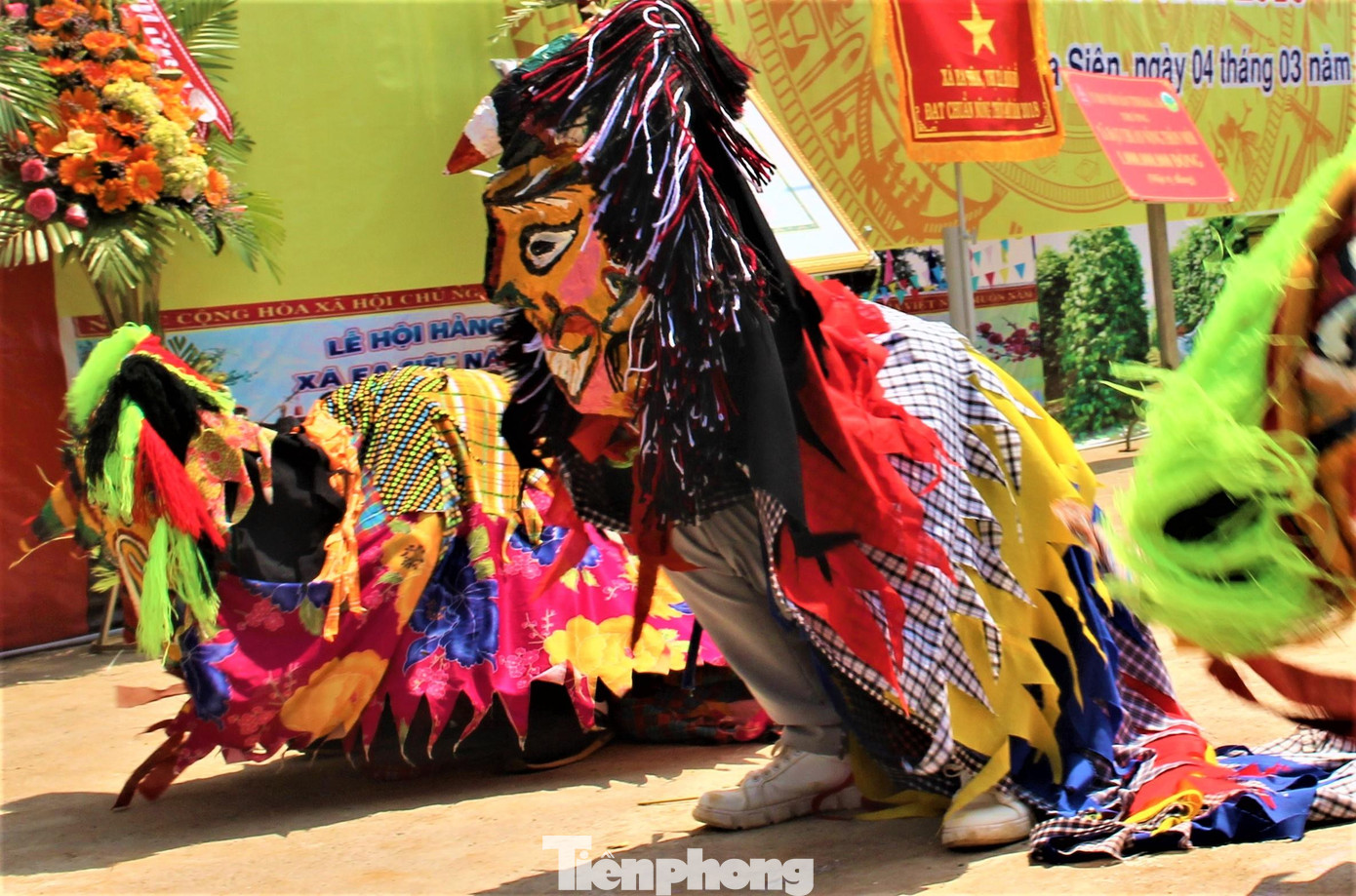 Đầu sư tử hoàn chỉnh có hình tròn giống chiếc nón vành rộng, có mắt mũi to, mồm rộng, tai nhỏ, có râu, lông mày, có 3 chiếc sừng, lưỡi và râu. Thân sư tử được may bằng nhiều lớp vải đen - xanh - đỏ - tím - vàng xen kẽ nhau dài từ 1,5 - 2 m. Mỗi con sư tử có khuôn mặt, sắc thái riêng, không con nào giống nhau. Đầu sư tử hoàn chỉnh có hình tròn giống chiếc nón vành rộng, có mắt mũi to, mồm rộng, tai nhỏ, có râu, lông mày, có 3 chiếc sừng, lưỡi và râu. Thân sư tử được may bằng nhiều lớp vải đen - xanh - đỏ - tím - vàng xen kẽ nhau dài từ 1,5 - 2 m. Mỗi con sư tử có khuôn mặt, sắc thái riêng, không con nào giống nhau.