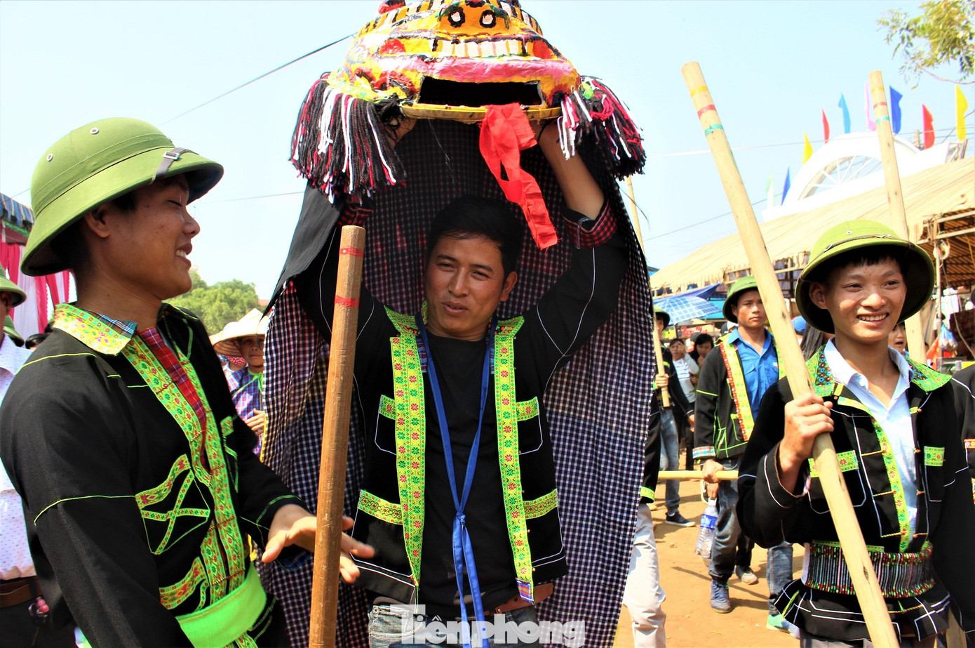 Người múa sư tử mèo là những thanh niên khỏe mạnh, có thể thực hiện các động tác nhào lộn, nhảy cao, xuống thấp, xoay vòng theo nhịp trống chiêng, chũm chọe. Trước ngày biểu diễn, thanh niên lại rủ nhau tập luyện. Người biết múa chỉ người chưa biết, cứ thế hầu hết thanh niên Tày, Nùng và cả em nhỏ đều biết múa điệu sư tử mèo. Người múa sư tử mèo là những thanh niên khỏe mạnh, có thể thực hiện các động tác nhào lộn, nhảy cao, xuống thấp, xoay vòng theo nhịp trống chiêng, chũm chọe. Trước ngày biểu diễn, thanh niên lại rủ nhau tập luyện. Người biết múa chỉ người chưa biết, cứ thế hầu hết thanh niên Tày, Nùng và cả em nhỏ đều biết múa điệu sư tử mèo.