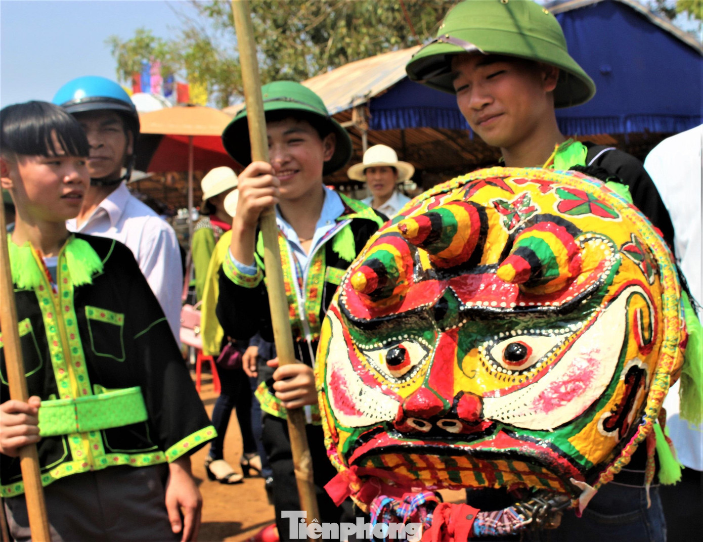 Không chỉ ấn tượng với điệu múa khỏe khoắn, uyển chuyển mà còn thích thú với “ngoại hình” lạ mắt của "các chú sư tử mèo". Không chỉ ấn tượng với điệu múa khỏe khoắn, uyển chuyển mà còn thích thú với “ngoại hình” lạ mắt của "các chú sư tử mèo".