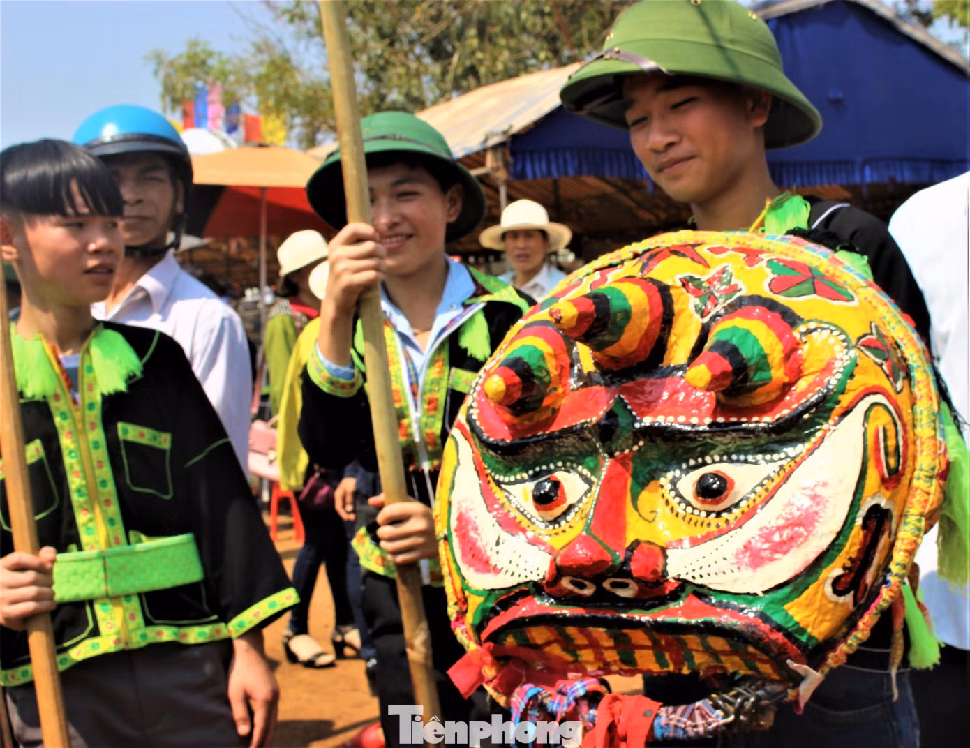 Không chỉ ấn tượng với điệu múa khỏe khoắn, uyển chuyển mà còn thích thú với “ngoại hình” lạ mắt của "các chú sư tử mèo".