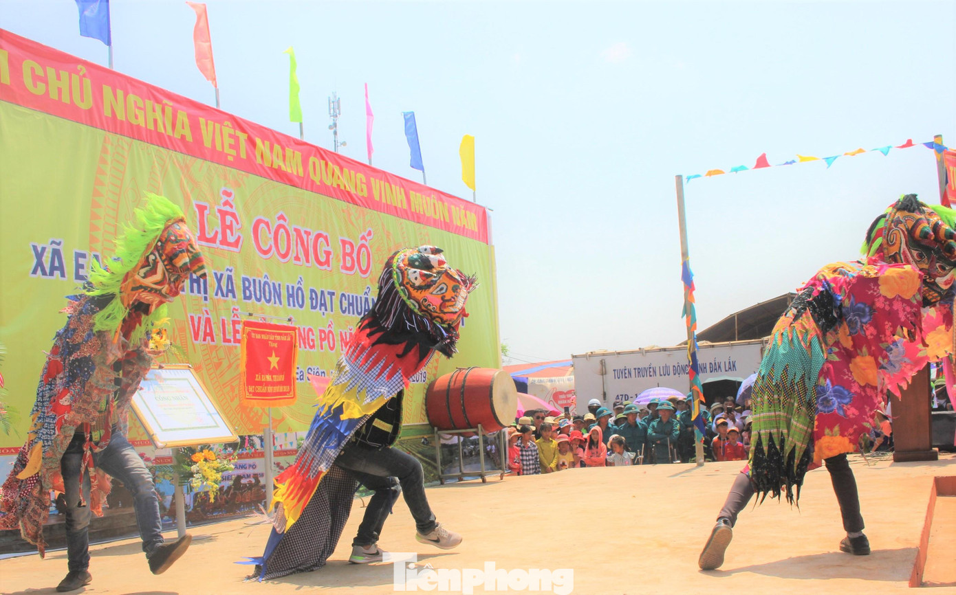 Khi di cư vào Tây Nguyên lập nghiệp, họ vẫn gìn giữ phong tục, truyền thống, trong đó có điệu múa sư tử mèo. Trong lần xã Ea Siên (thị xã Buôn Hồ, Đắk Lắk) được công nhận xã nông thôn mới, chúng tôi có dịp chiêm ngưỡng điệu múa sư tử mèo sôi động, hấp dẫn. Khi di cư vào Tây Nguyên lập nghiệp, họ vẫn gìn giữ phong tục, truyền thống, trong đó có điệu múa sư tử mèo. Trong lần xã Ea Siên (thị xã Buôn Hồ, Đắk Lắk) được công nhận xã nông thôn mới, chúng tôi có dịp chiêm ngưỡng điệu múa sư tử mèo sôi động, hấp dẫn.