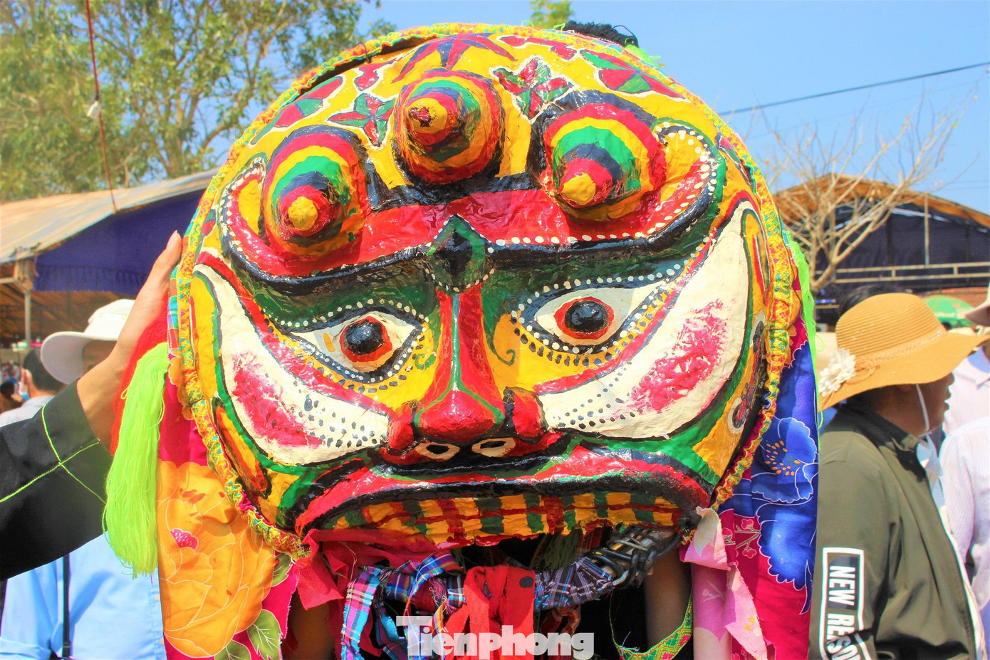 Khuôn mặt sư tử mèo được làm bằng đất sét mịn. Khi nặn mặt xong, phần đất dư phải đem bỏ ở nơi hẻo lánh, không để bất kỳ ai bước ngang đầu sư tử vì như vậy sẽ mất thiêng. Mặt sư tử mèo được nung qua lửa, phơi nắng đủ độ rồi dùng sơn trang trí. Khuôn mặt sư tử mèo được làm bằng đất sét mịn. Khi nặn mặt xong, phần đất dư phải đem bỏ ở nơi hẻo lánh, không để bất kỳ ai bước ngang đầu sư tử vì như vậy sẽ mất thiêng. Mặt sư tử mèo được nung qua lửa, phơi nắng đủ độ rồi dùng sơn trang trí.