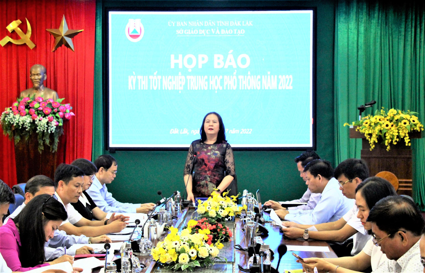 Bà Lê Thị Kim Oanh- Phó giám đốc Sở GD&ĐT tỉnh Đắk Lắk cung cấp thông tin về kỳ thi Bà Lê Thị Kim Oanh- Phó giám đốc Sở GD&ĐT tỉnh Đắk Lắk cung cấp thông tin về kỳ thi