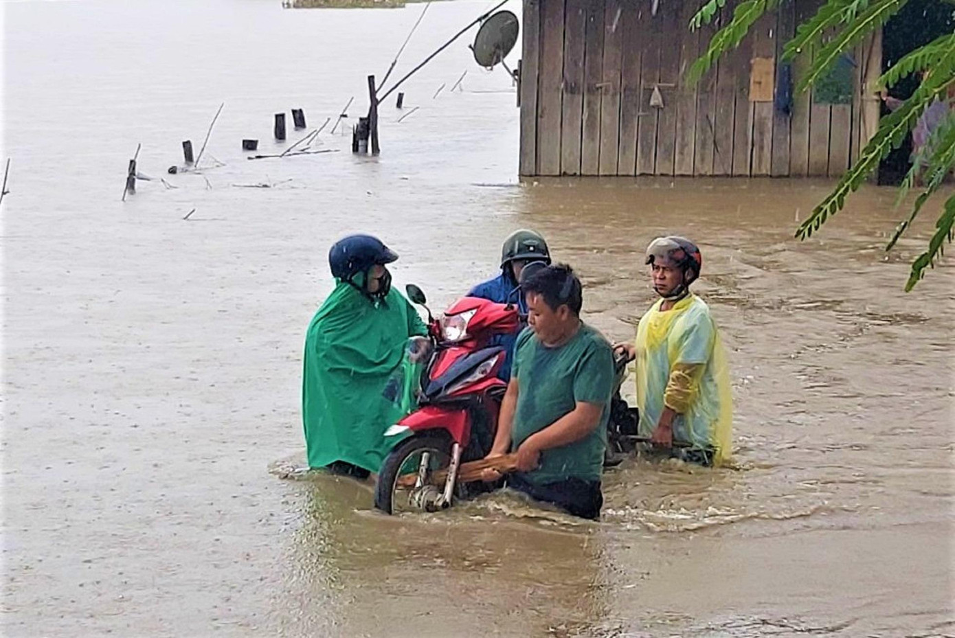 Người dân đưa phương tiện ra khỏi khu vực ngập nước. Ảnh: B.Bân
