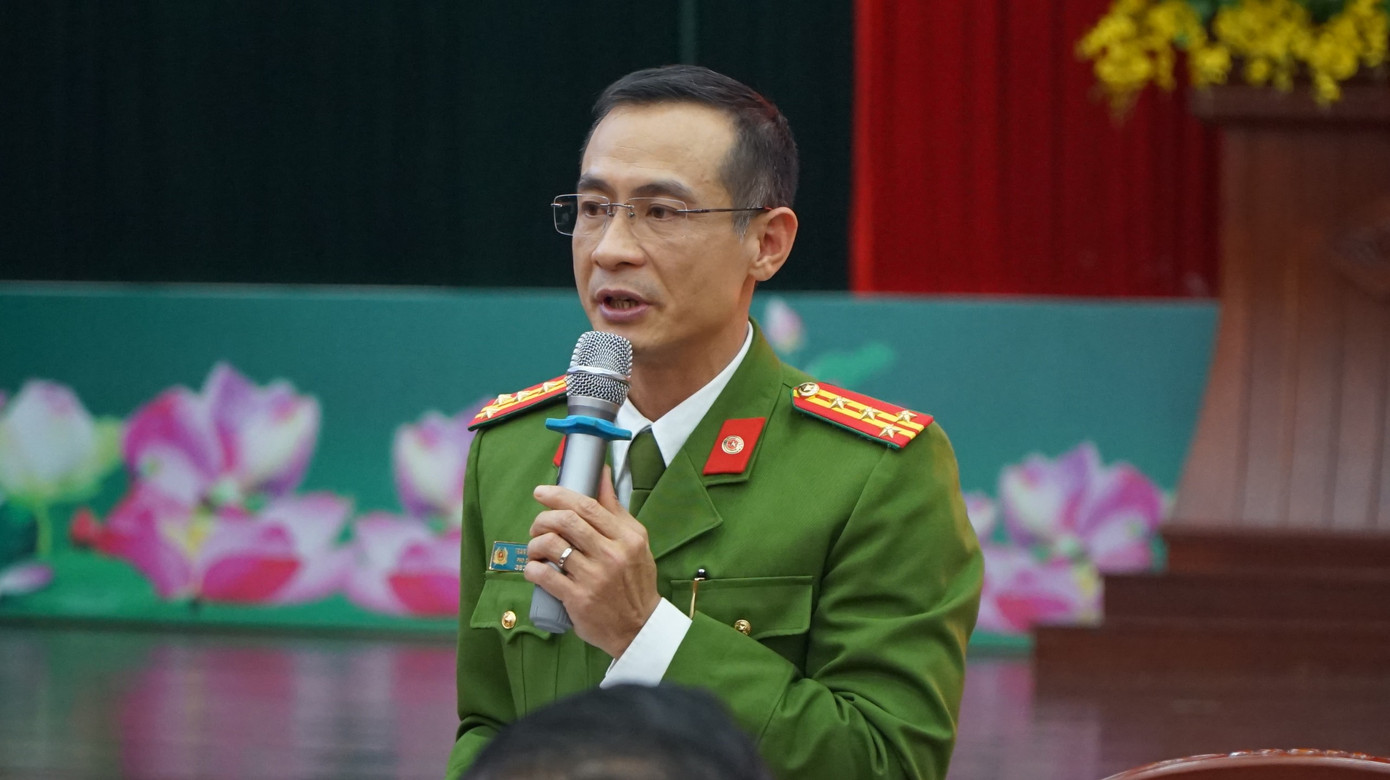 Đại tá Trần Bình Hưng, Phó giám đốc Công an tỉnh Đắk Lắk thông tin tại hội nghị Đại tá Trần Bình Hưng, Phó giám đốc Công an tỉnh Đắk Lắk thông tin tại hội nghị