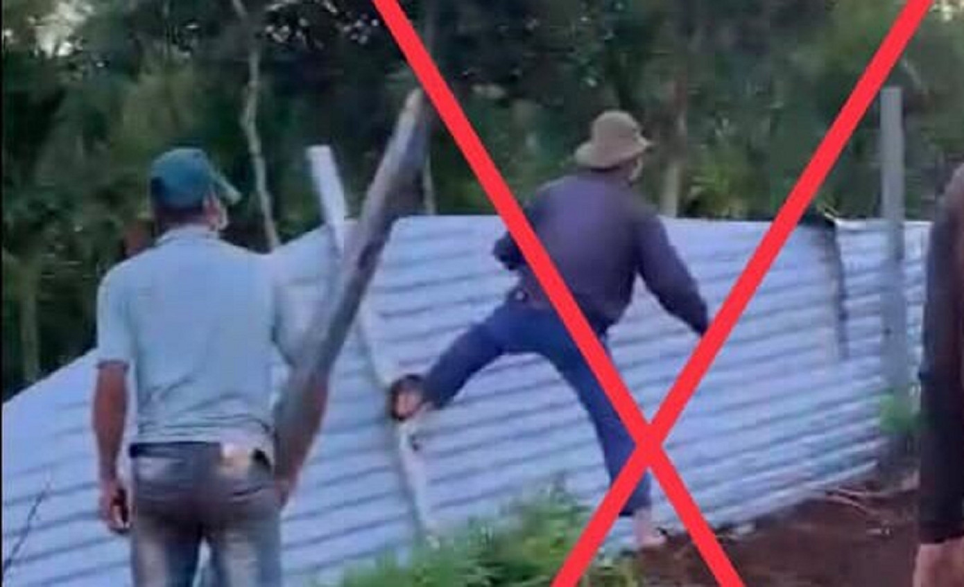 Các đối tượng bị kích động, phá hàng rào của công ty Các đối tượng bị kích động, phá hàng rào của công ty