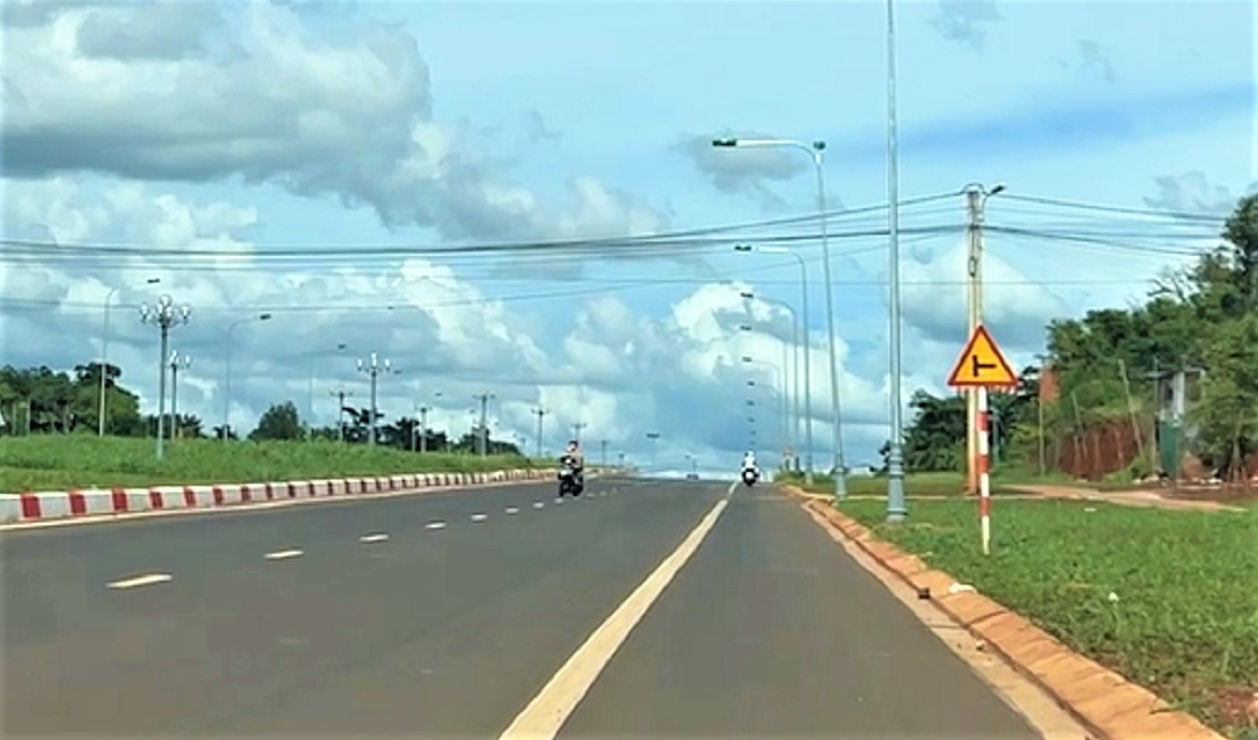 Hai xe ngược chiều nhau