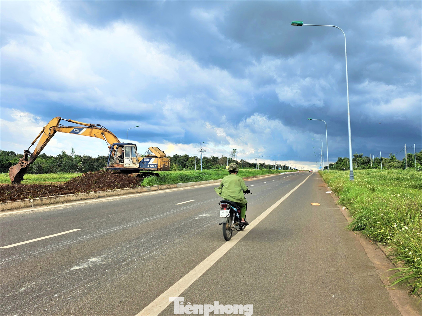 Đơn vị thi công đang triển khai các phần việc trên khu vực đại lộ