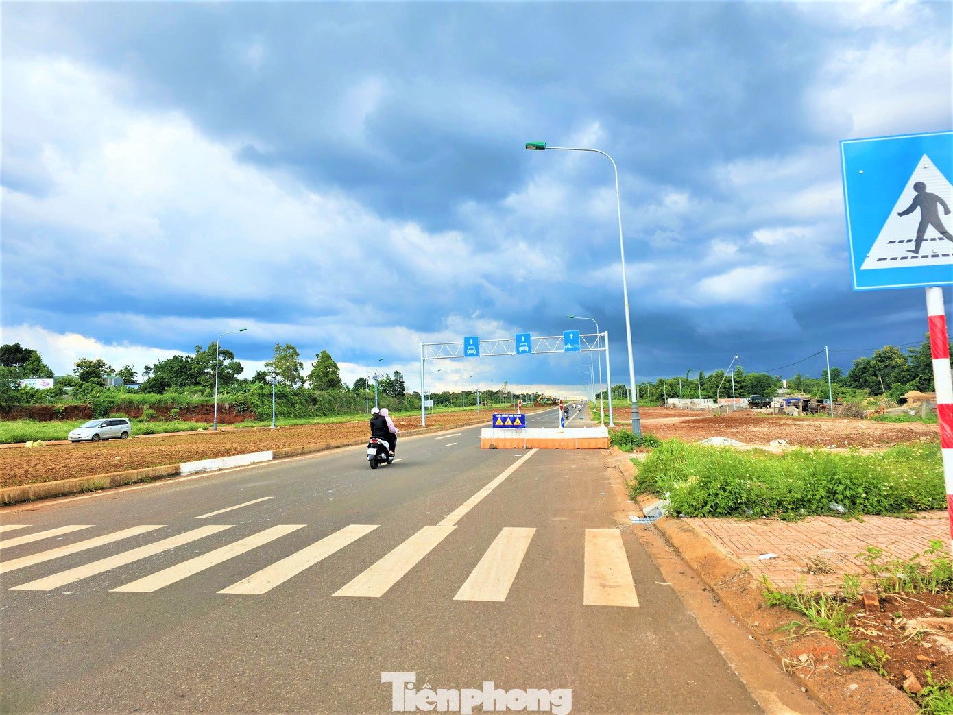 Xe vẫn đi qua đại lộ dù công trình đang thi công