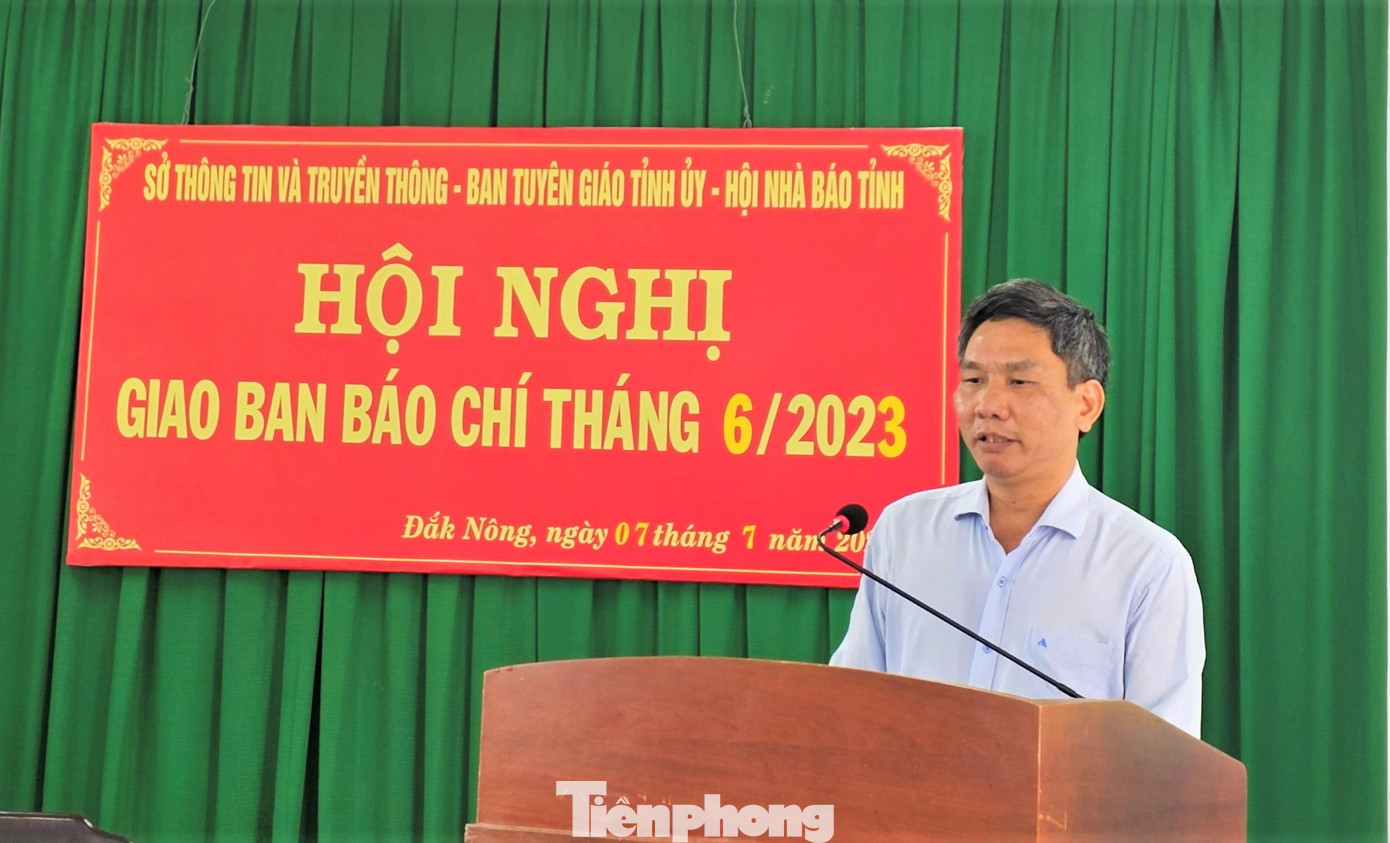 Ông Vũ Ngọc Tú - Chủ tịch Hội nhà báo tỉnh, Tổng Biên tập báo Đắk Nông, chia sẻ về công tác phối hợp tuyên truyền của các cơ quan báo chí trên địa bàn. Ông Vũ Ngọc Tú - Chủ tịch Hội nhà báo tỉnh, Tổng Biên tập báo Đắk Nông, chia sẻ về công tác phối hợp tuyên truyền của các cơ quan báo chí trên địa bàn.