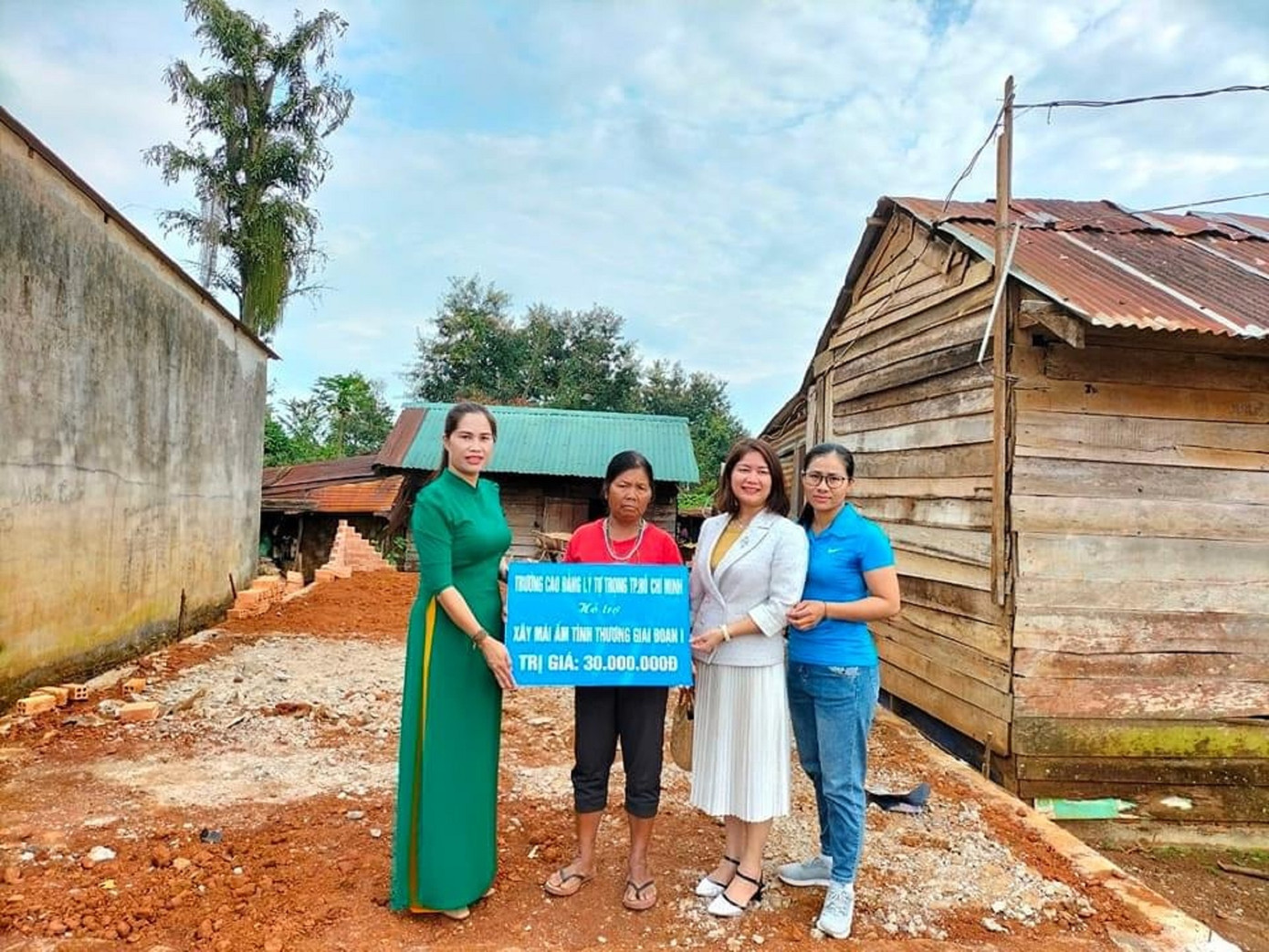 Một hội viên ở bon Bu Sop, Xã Đắk Nia, được hỗ trợ xây nhà tình thương