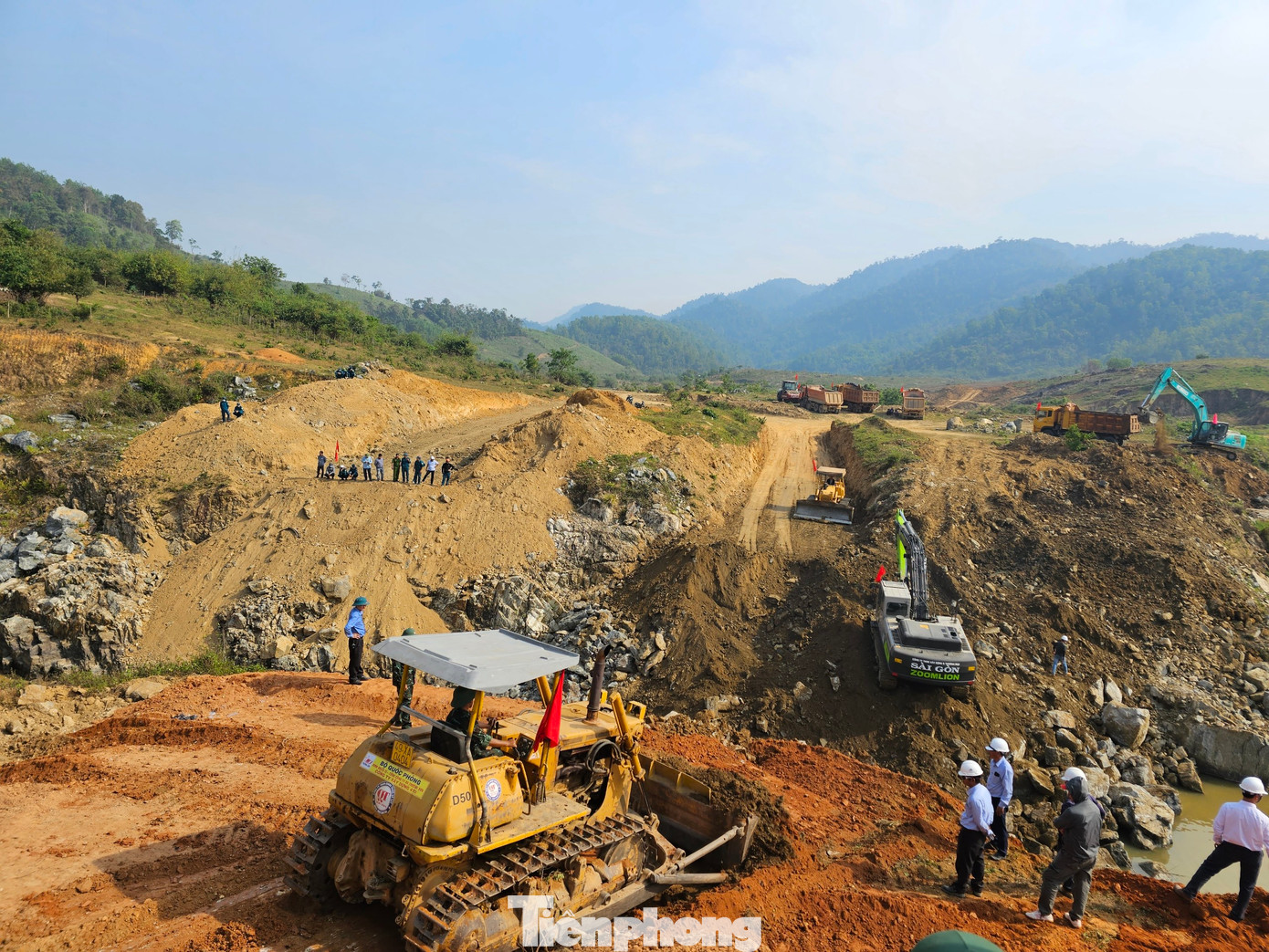 Các phương tiện được huy động để triển khai công tác chặn dòng Hồ Krông Pách Thượng Các phương tiện được huy động để triển khai công tác chặn dòng Hồ Krông Pách Thượng