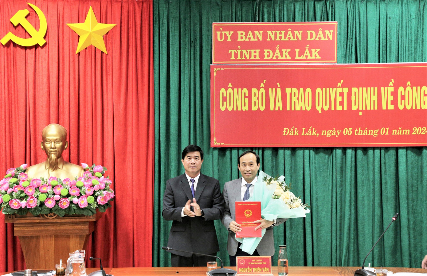 Ông Nguyễn Thiên Văn - Phó Chủ tịch UBND tỉnh Đắk Lắk, trao quyết định cho ông Bùi Văn Từ