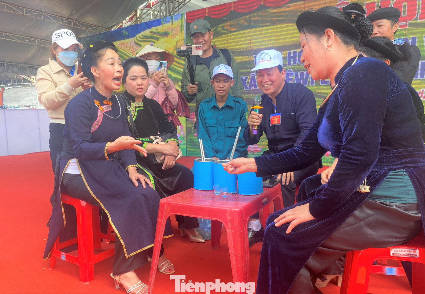 Các chị, mẹ chơi trò "lày cỏ" Các chị, mẹ chơi trò "lày cỏ"