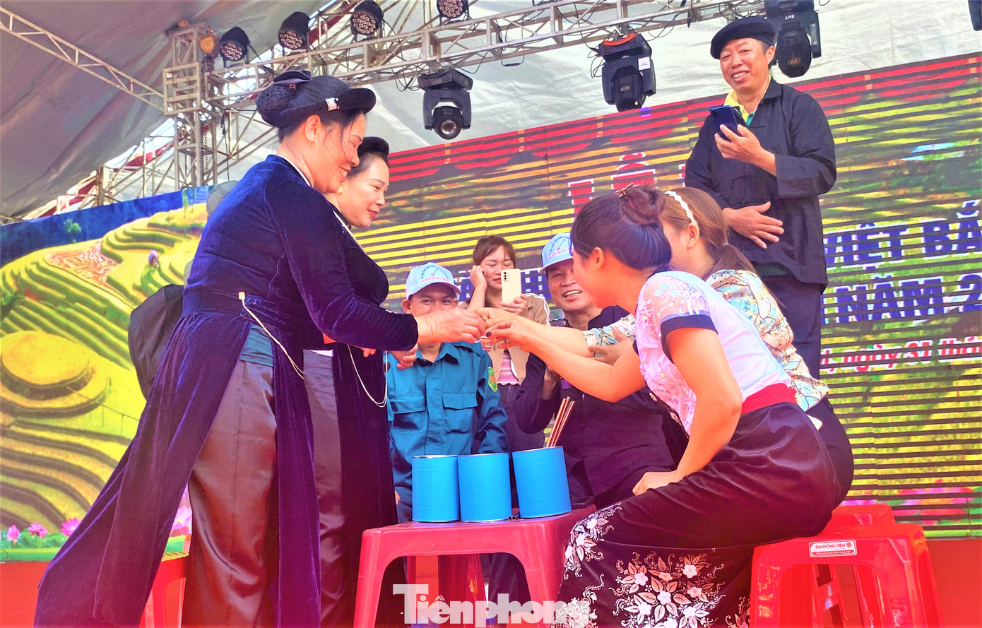 Các bên cùng chúc nhau ly rượu khi chơi trò "lày cỏ" Các bên cùng chúc nhau ly rượu khi chơi trò "lày cỏ"