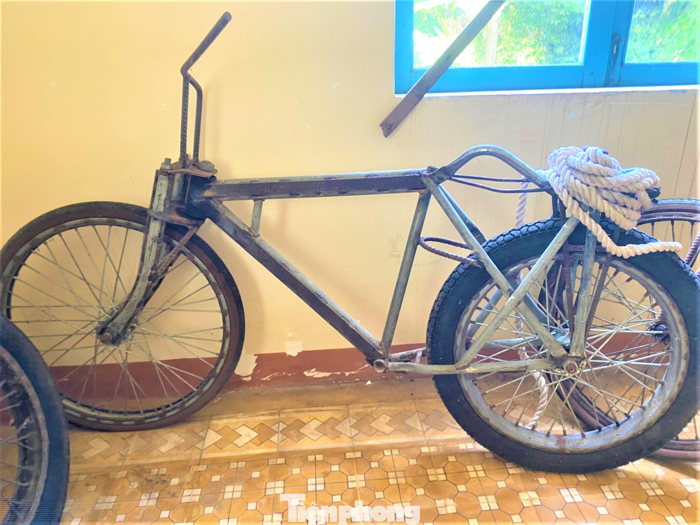 Chiếc xe đạp được độ chế thành phương tiện vận chuyển gỗ Chiếc xe đạp được độ chế thành phương tiện vận chuyển gỗ