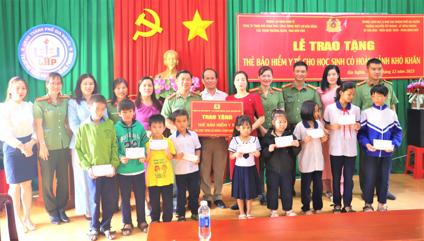 Các em học sinh được tặng thẻ bảo hiểm y tế