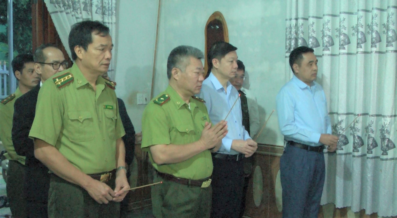 Thứ trưởng Nguyễn Quốc Trị (ngoài cùng bên phải) đến viếng, chia buồn với gia đình ông Nguyễn Kim Anh