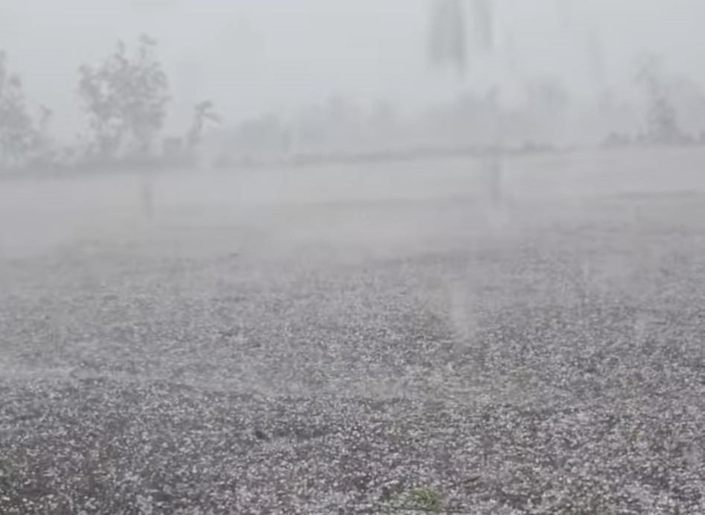 Mưa đá trắng trời trút xuống xã Ea Kly