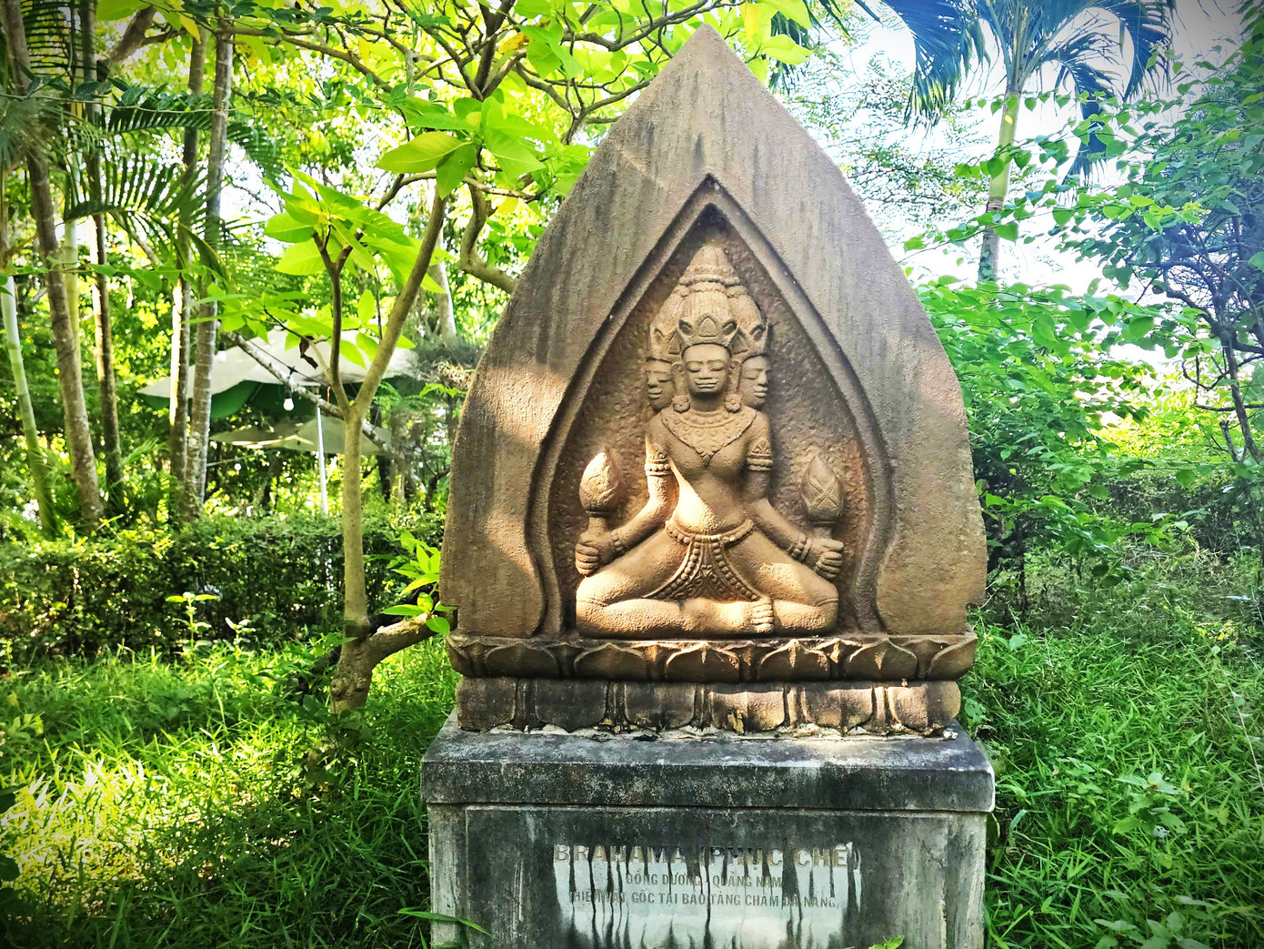 Hai bên đường được đặt các tượng thần. Hai bên đường được đặt các tượng thần.