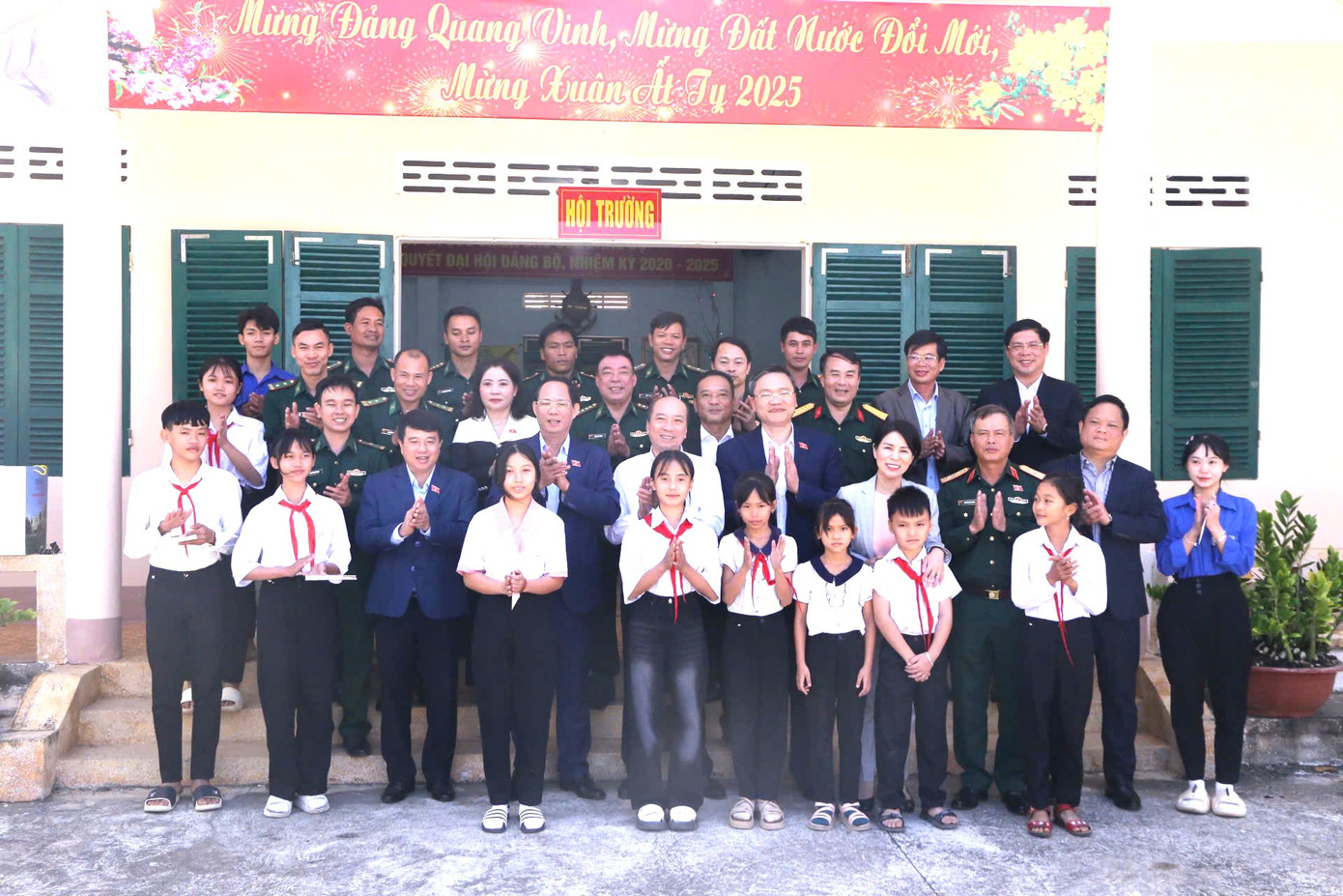 Đoàn công tác chụp ảnh lưu niệm cùng các em học sinh vùng biên giới Ea Súp. Ảnh: Tuấn Anh