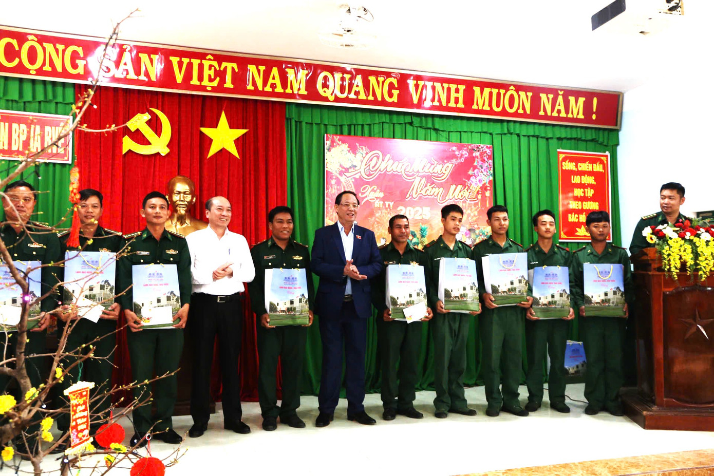 Phó Chủ tịch Quốc hội đã thăm, tặng quà Tết các các bộ, chiến sĩ biên phòng. Ảnh: Tuấn Anh