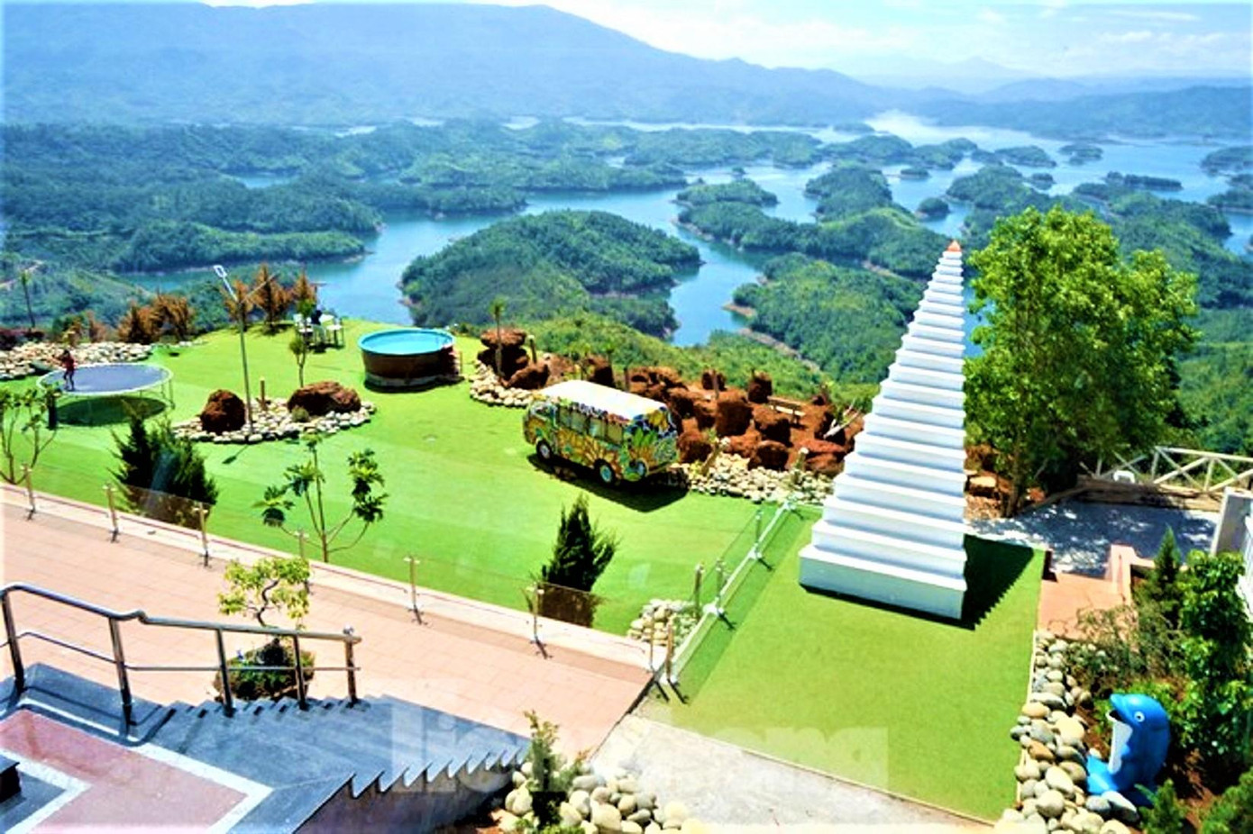 Nhiều công trình "mọc" trên khu vực hồ Tà Đùng Nhiều công trình "mọc" trên khu vực hồ Tà Đùng