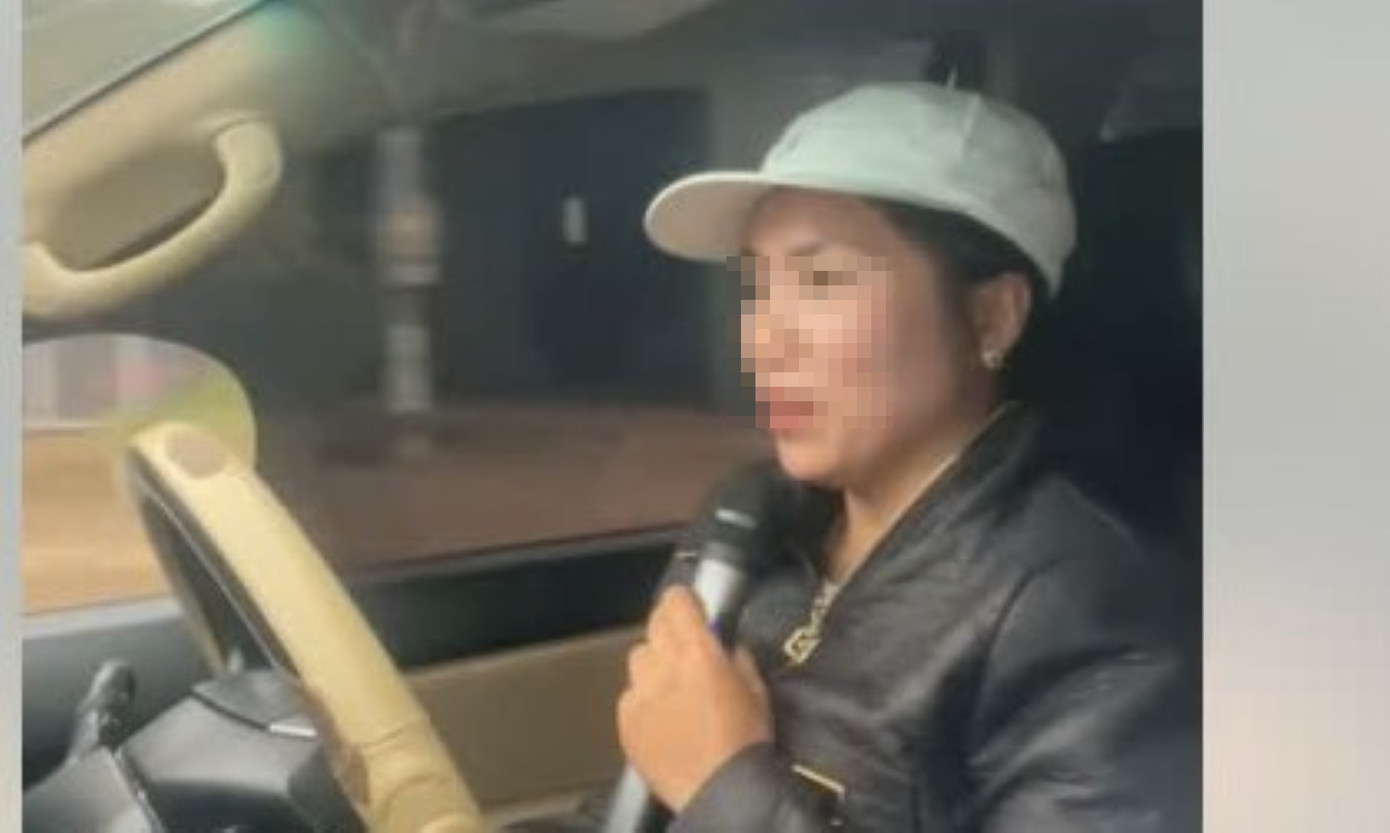 Hành vi vừa lái xe vừa hát karaoke của người phụ nữ