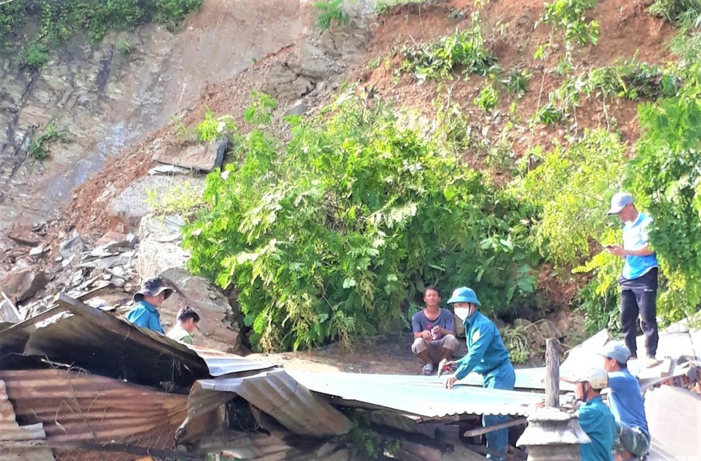 Các lực lượng tại cơ sở được huy động đến hiện trường vụ sập nhà trong đêm Các lực lượng tại cơ sở được huy động đến hiện trường vụ sập nhà trong đêm