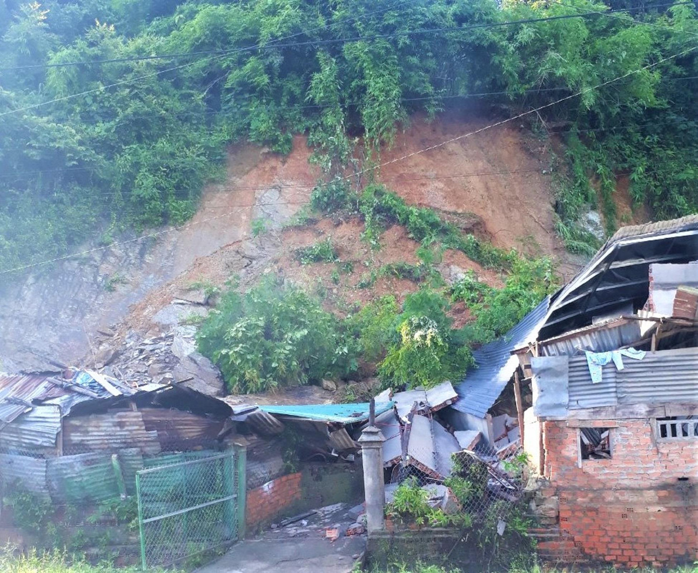 Chính quyền khuyến cáo người dân cần nâng cao cảnh giác khi có mưa lũ xuất hiện Chính quyền khuyến cáo người dân cần nâng cao cảnh giác khi có mưa lũ xuất hiện