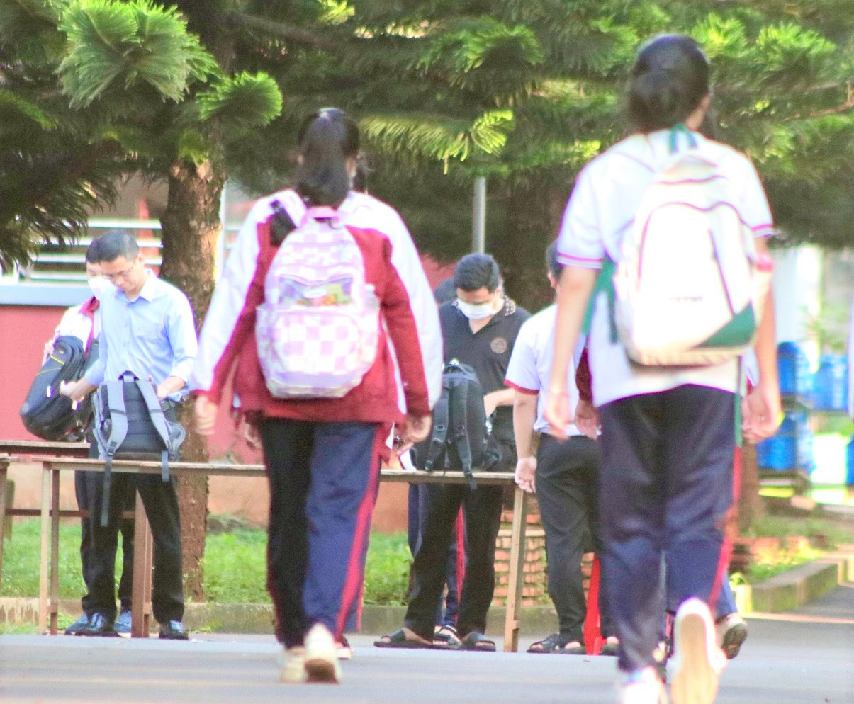 Nhà trường đã tạm dừng việc kiểm soát tư trang, người học sinh