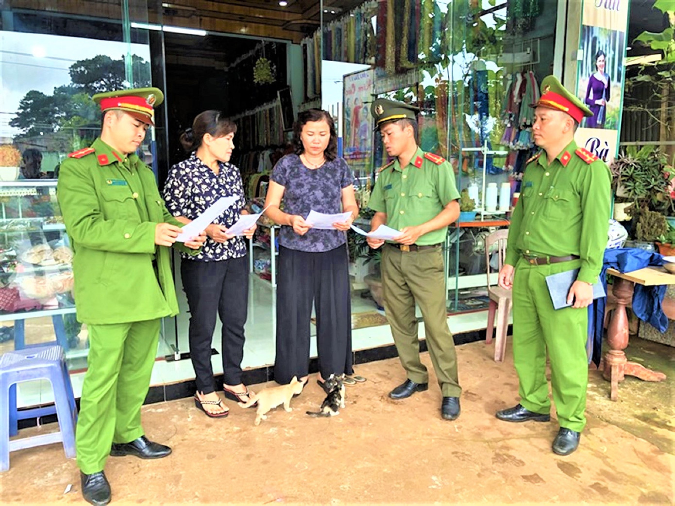 Lực lượng công an cơ sở tuyên truyền phổ biến pháp luật cho người dân