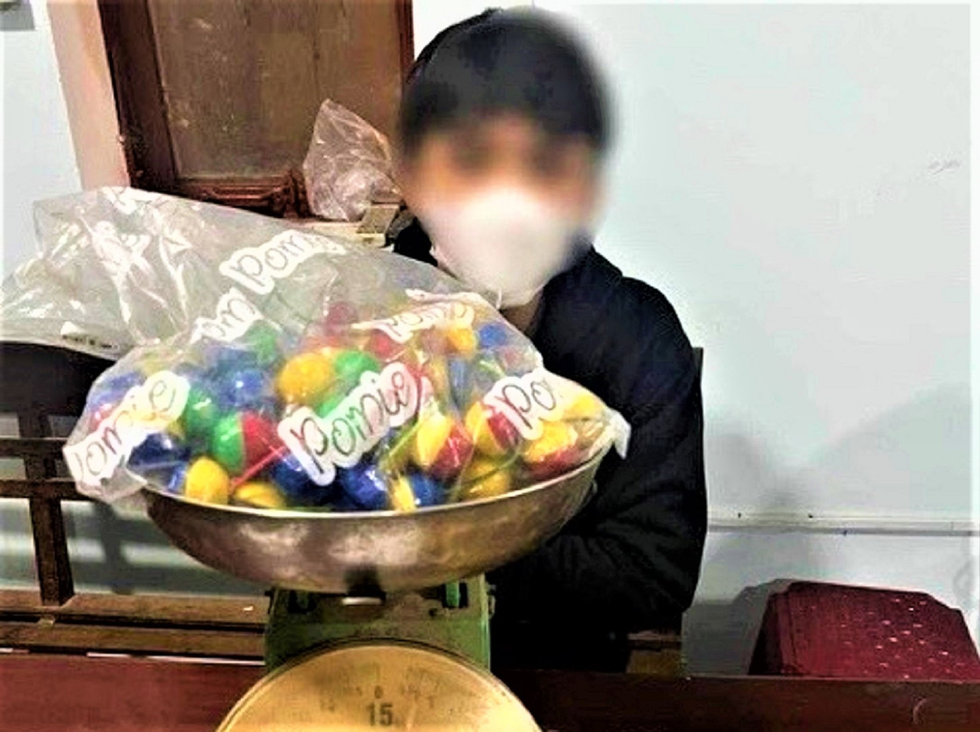 Thanh niên T. cùng tang vật là pháo nổ tự chế