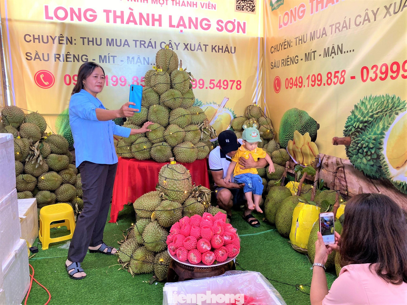 Du khách tham quan gian hàng trưng bày sầu riêng