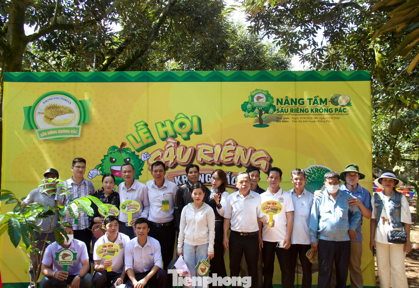 Nhiều đoàn công tác đến từ các huyện khác trên địa bàn tỉnh cũng đến tham quan vườn kiểu mẫu để học hỏi kinh nghiệm chăm sóc của chủ vườn, cùng nhau chia sẻ những kỹ thuật trong canh tác sầu riêng