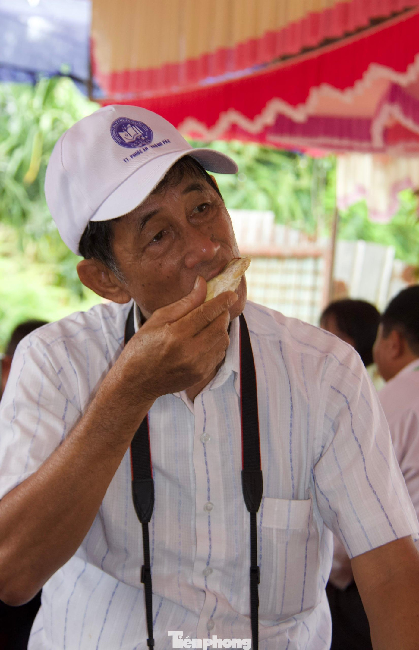 “Lễ hội sầu riêng Krông Pắc diễn ra trong dịp nghỉ lễ Quốc Khánh 2/9 nên tôi tranh thủ đưa gia đình đi du lịch ở Đắk Lắk luôn. Đây là lần đầu tiên, tôi được thưởng thức sầu riêng tại vườn, không khí mát mẻ, cảm giác rất tuyệt vời”, ông Nguyễn Thiên Phương (65 tuổi, TP.Quy Nhơn, Bình Định) cho biết.