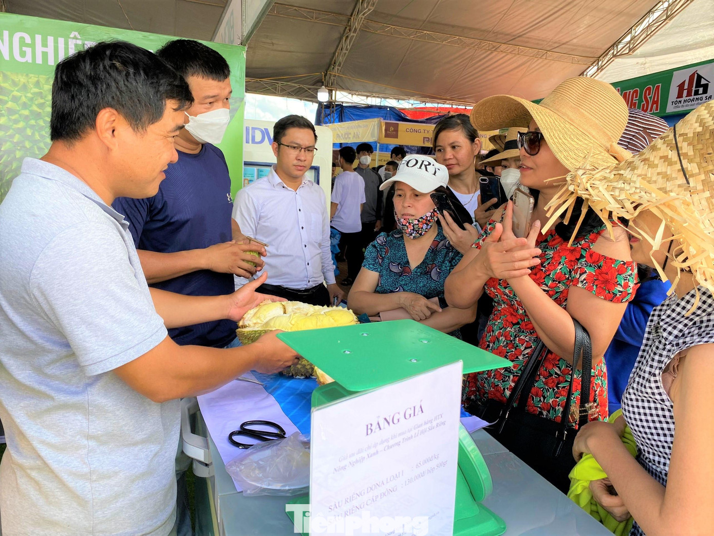 Du khách hào hứng mua sầu riêng, bóc ngay tại chỗ