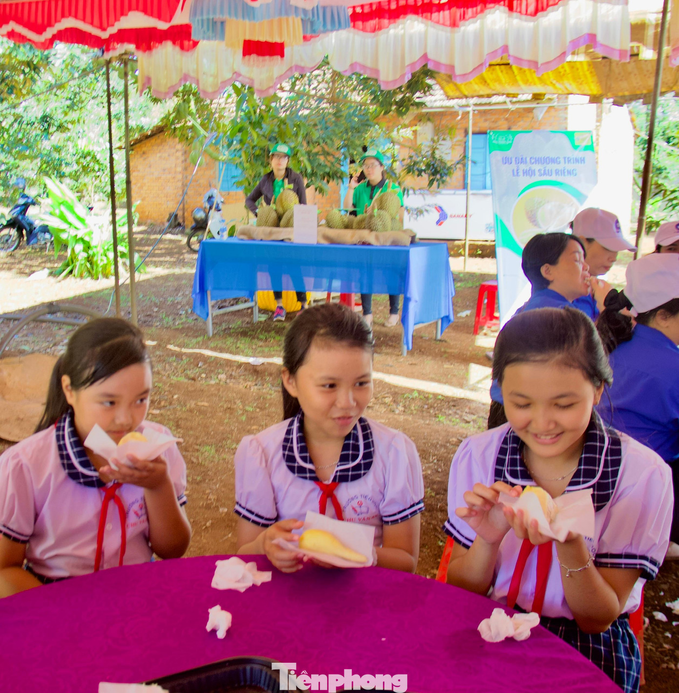 Các em học sinh thích thú ăn sầu riêng