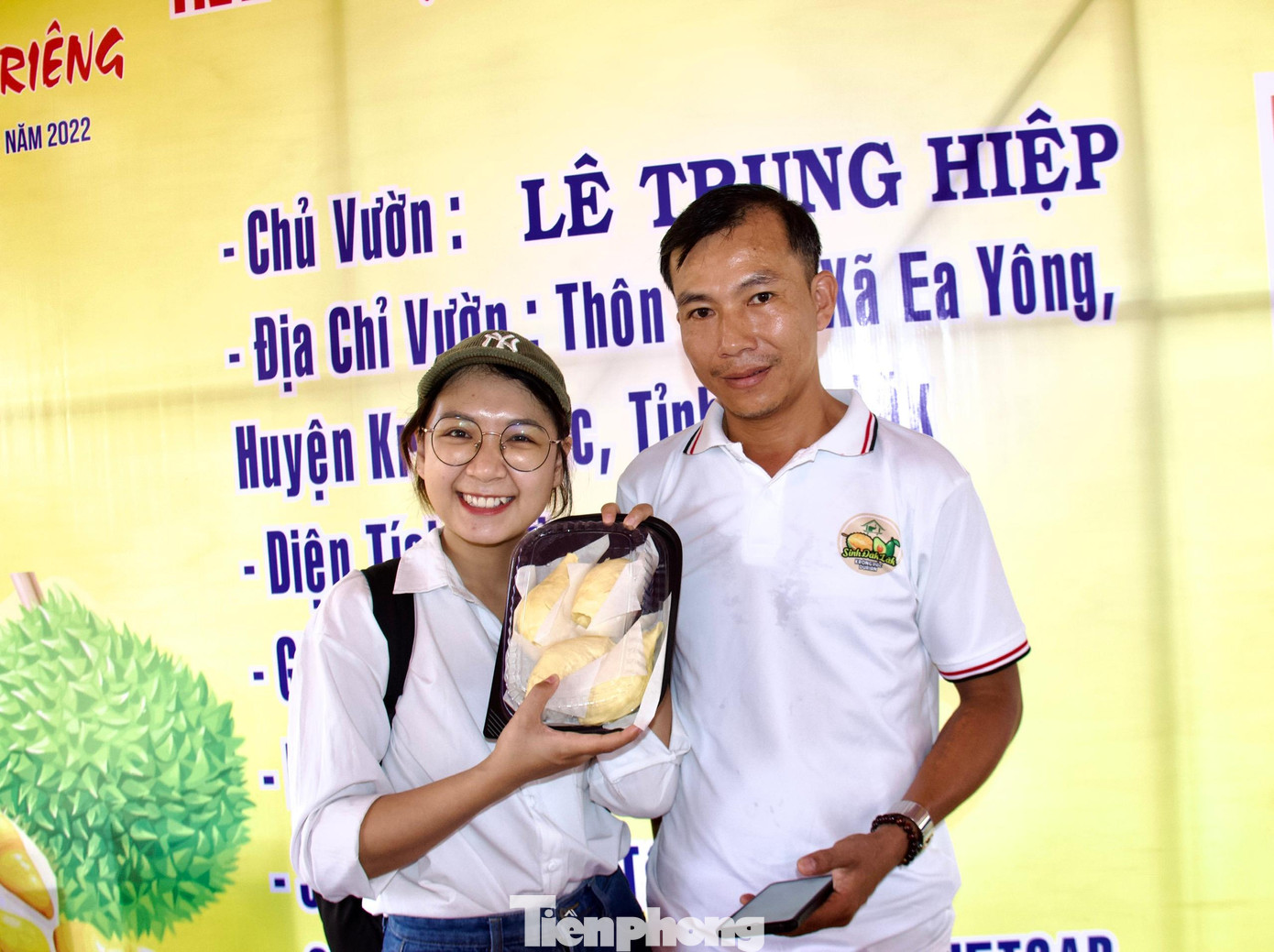 Bạn Nguyễn Thị Hằng (TP.Buôn Ma Thuột) sau khi thưởng thức sầu riêng tại vườn, đã mua thêm sầu bóc tách đem về nhà cho người thân thưởng thức.