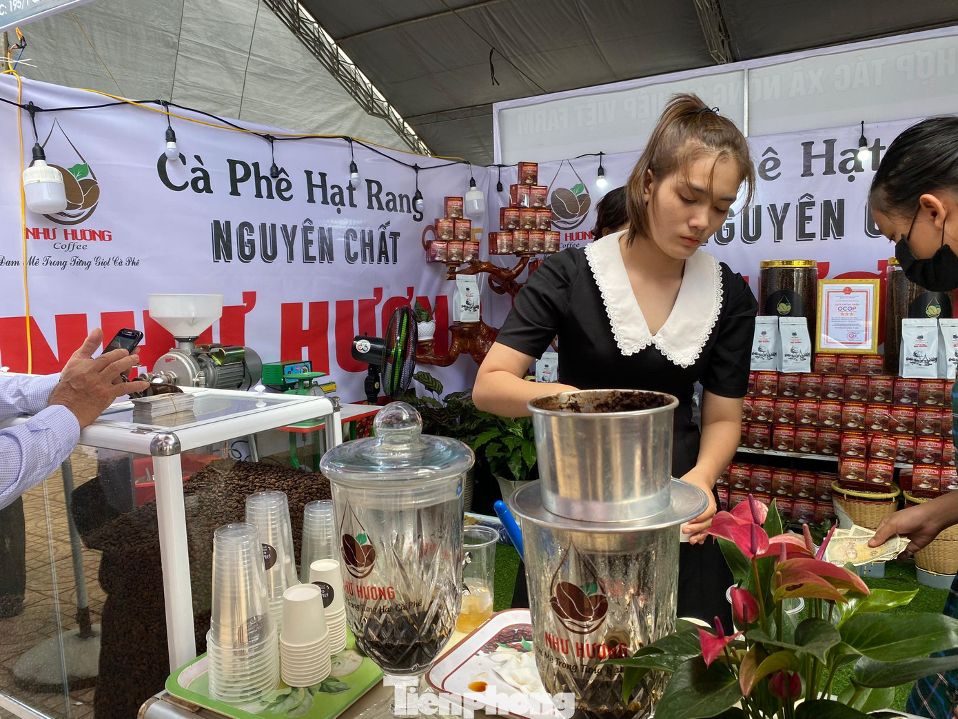 Du khách được thưởng thức cà phê