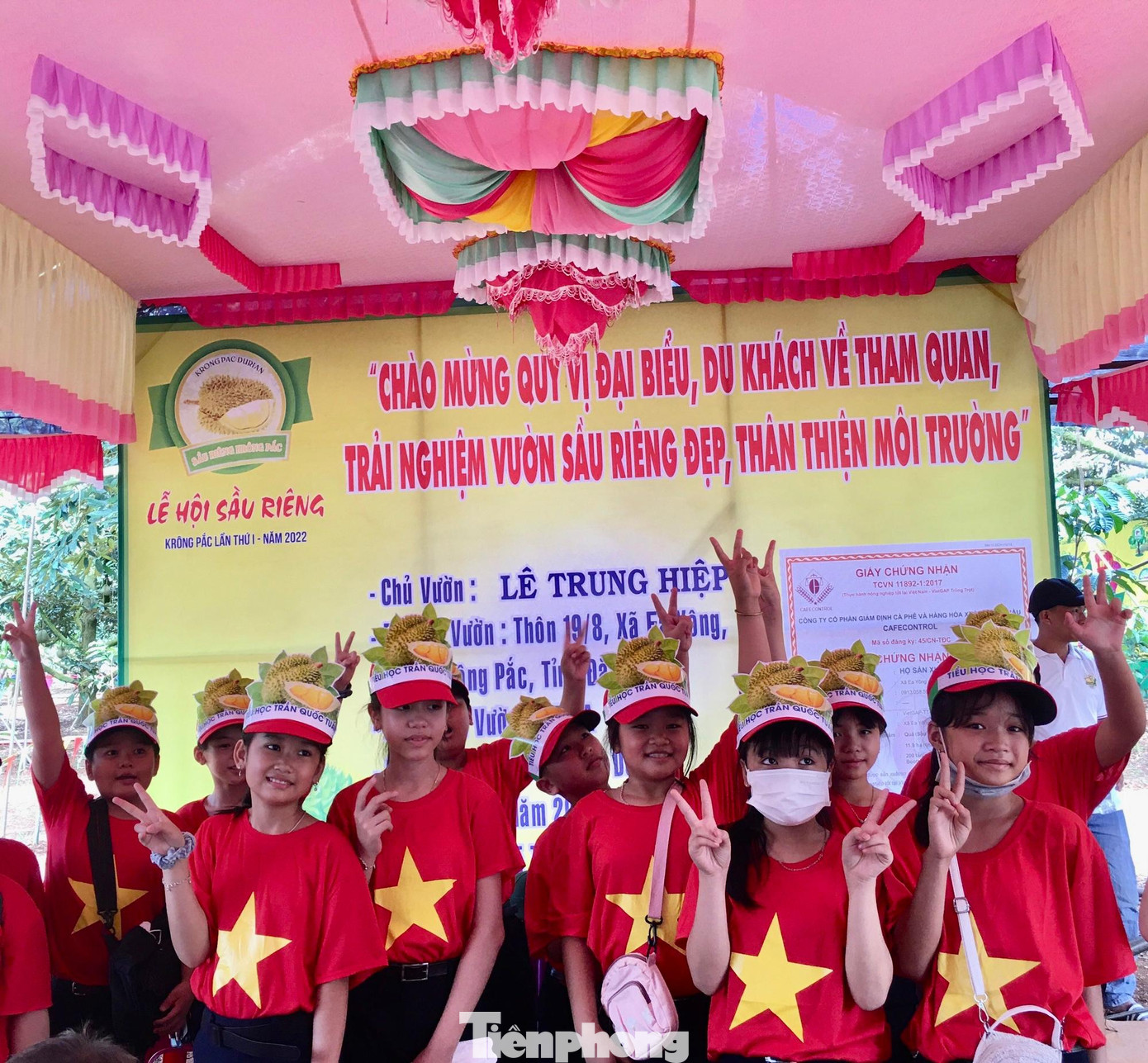 Dịp này, nhiều trường cũng tổ chức cho học sinh tham quan, thưởng thức sầu riêng tại vườn