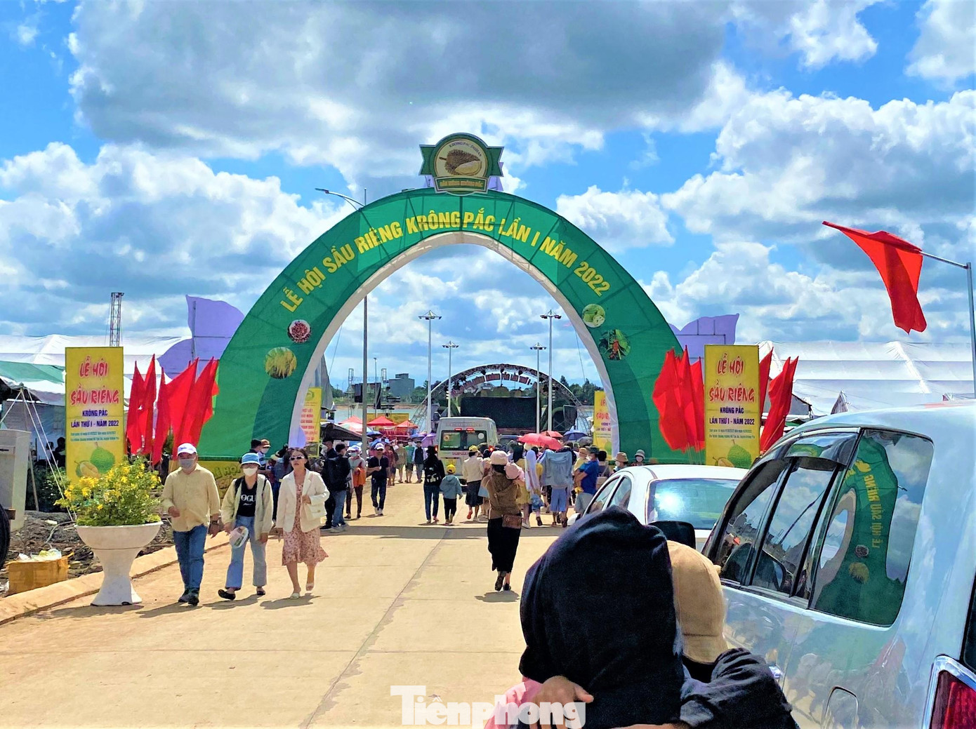 Du khách đổ về lễ hội